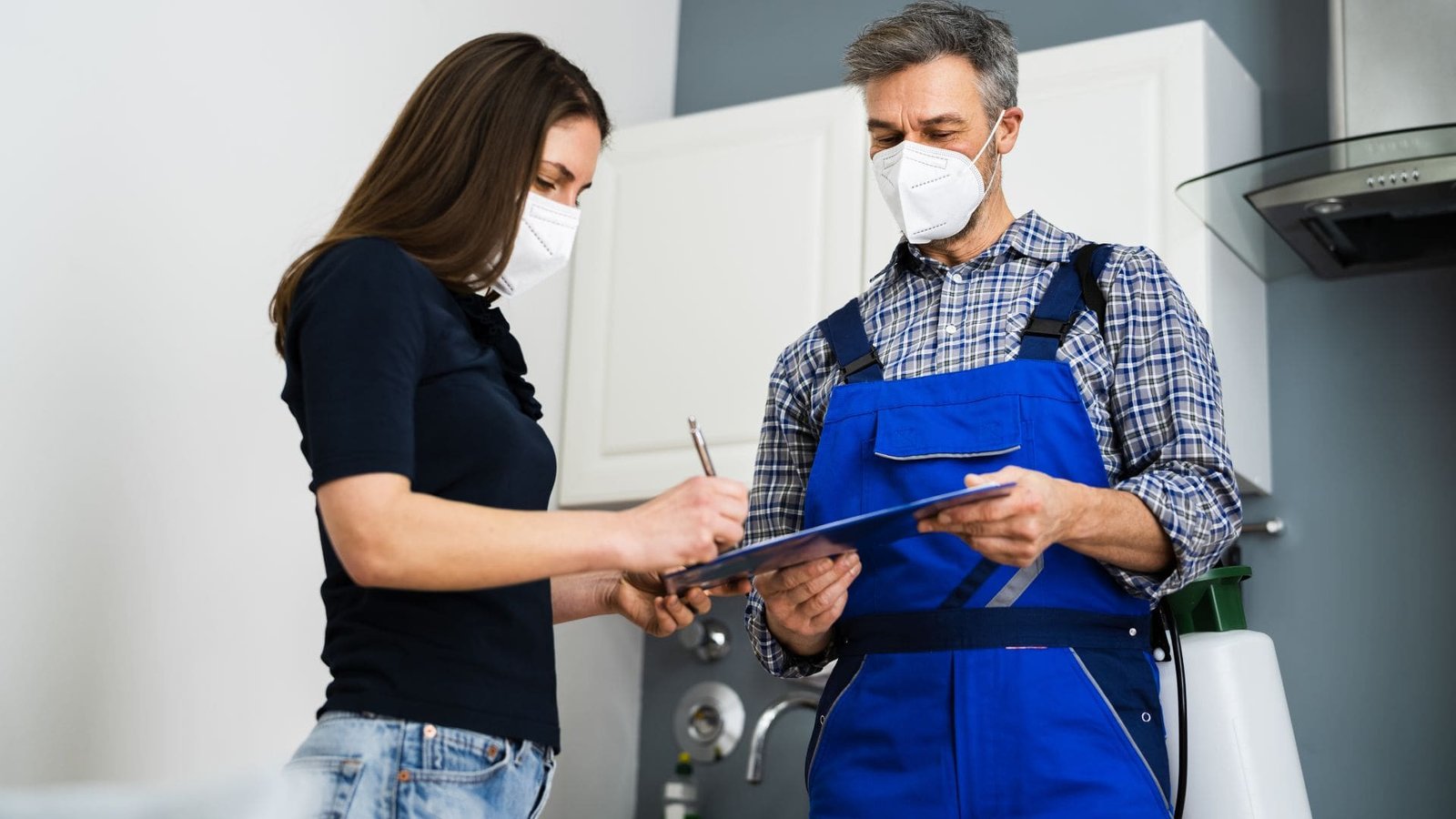 A Tubero Experts professional calmly discussing options with a client overwhelmed by a plumbing disaster.