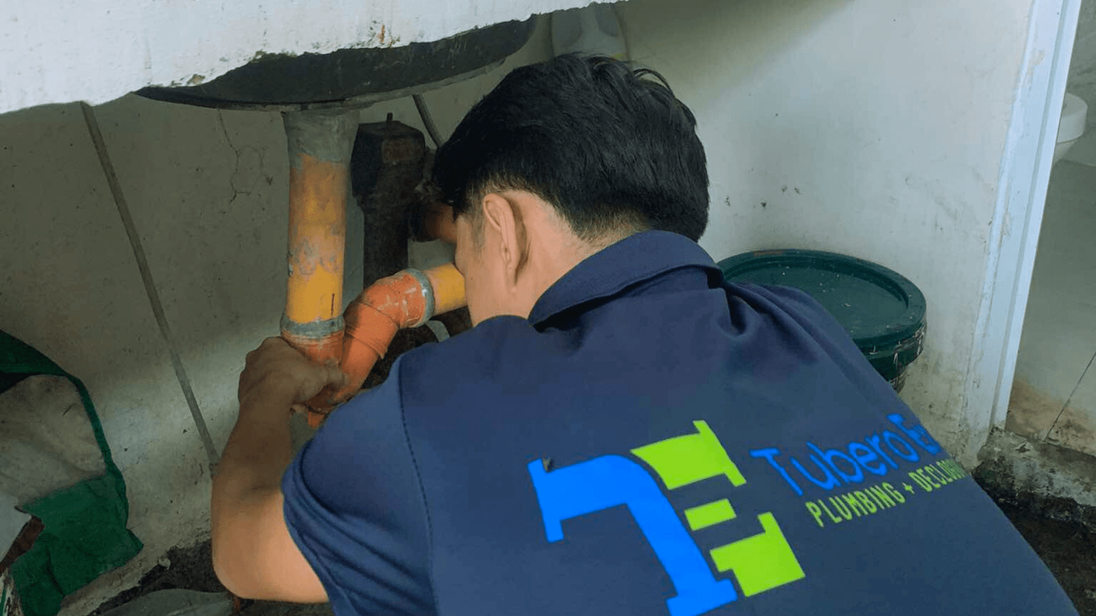 A Tubero Experts plumber confidently addressing a challenging plumbing repair, showcasing problem-solving abilities.

