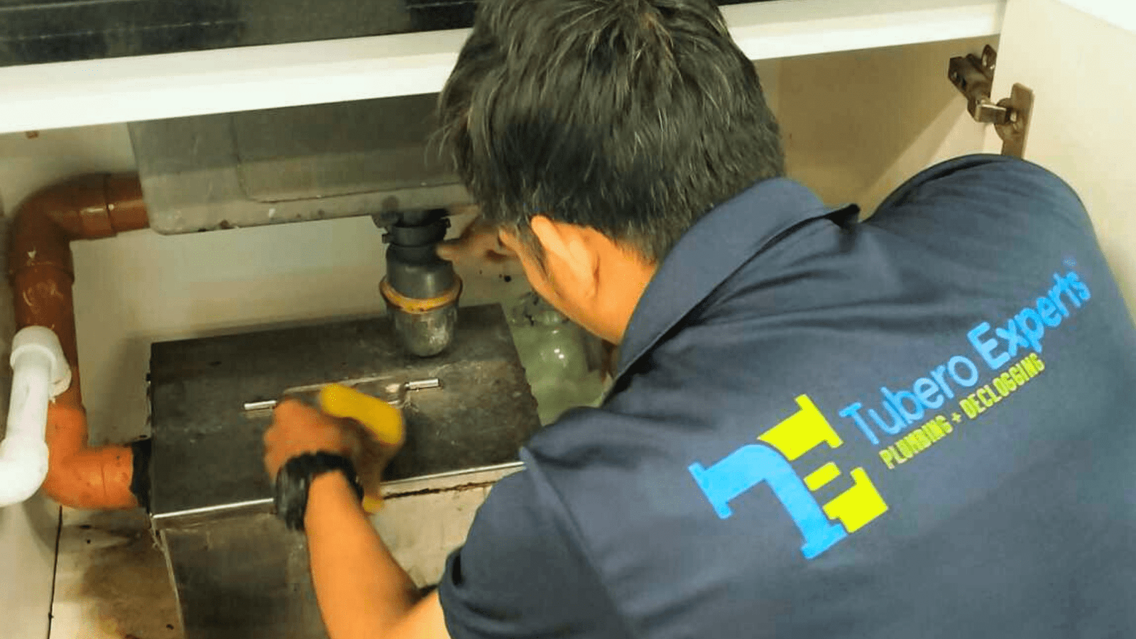 A Tubero Experts plumber confidently addressing a challenging plumbing repair, showcasing problem-solving abilities.

