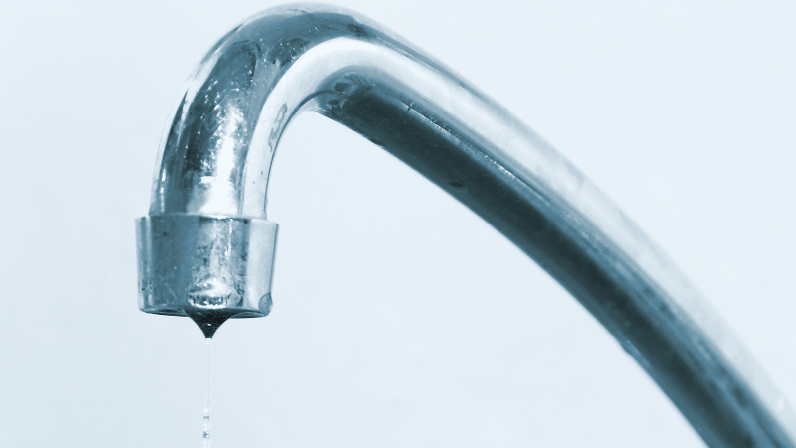 Water dripping from a corroded pipe, indicating a common plumbing issue that Tubero Experts can fix.
