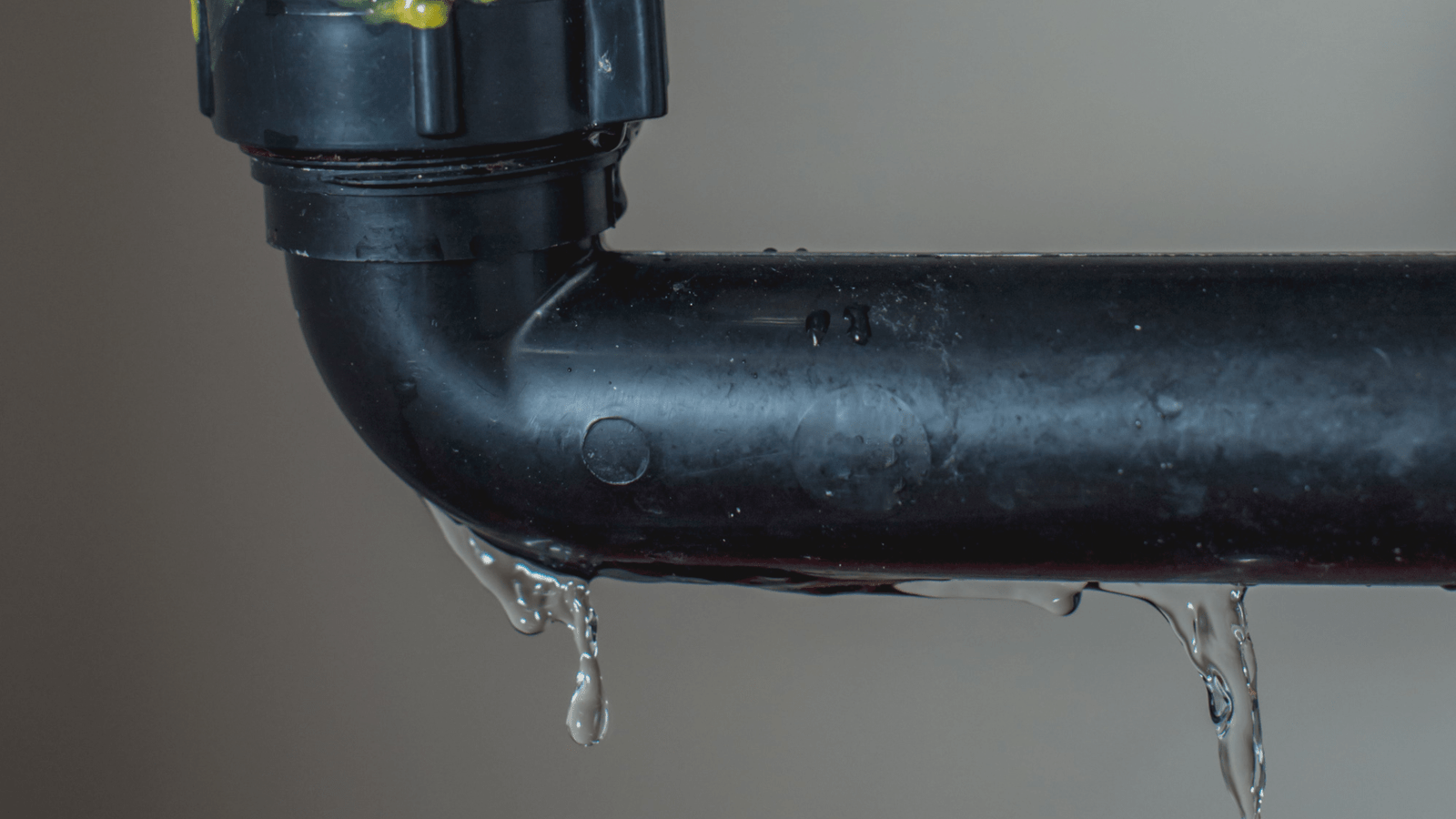 The aftermath of a major pipe leak, with a client looking frustrated at wet belongings, signaling the importance of quick action from Tubero Experts.