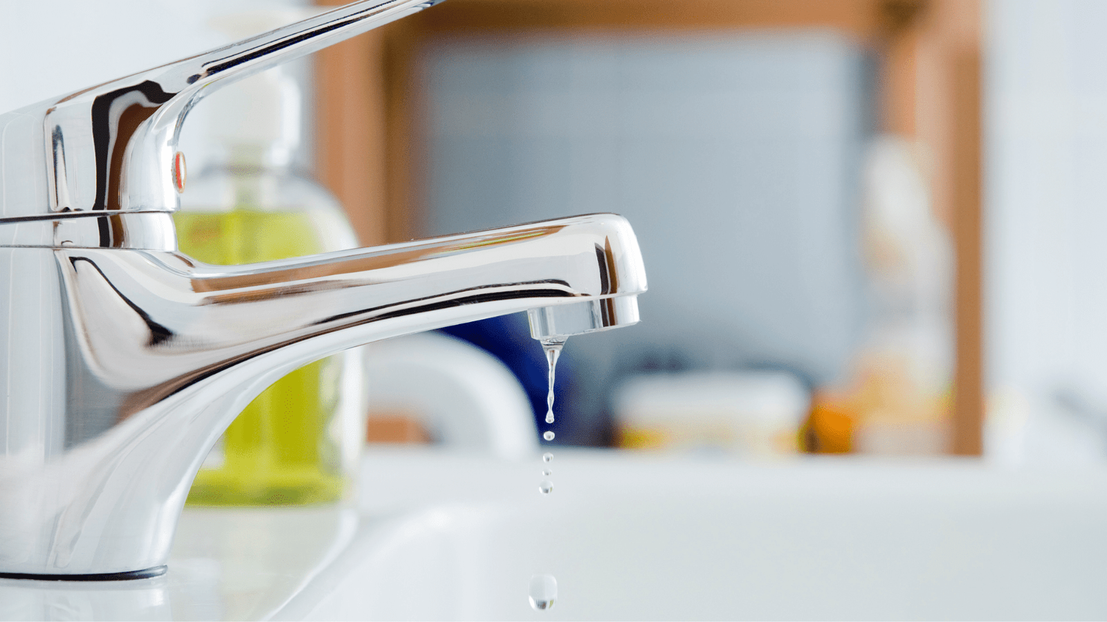 A stream of water escaping from a worn-out faucet, demonstrating a plumbing issue that Tubero Experts can resolve.

