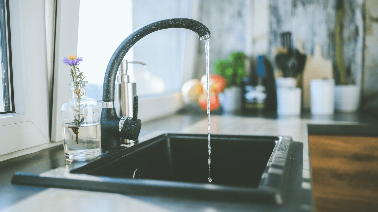 A stream of water escaping from a worn-out faucet, demonstrating a plumbing issue that Tubero Experts can resolve.


