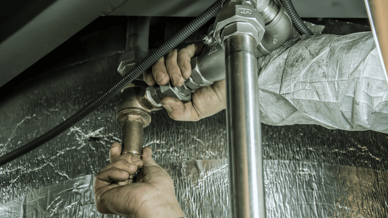 A Tubero Experts plumber confidently addressing a challenging plumbing repair, showcasing problem-solving abilities.

