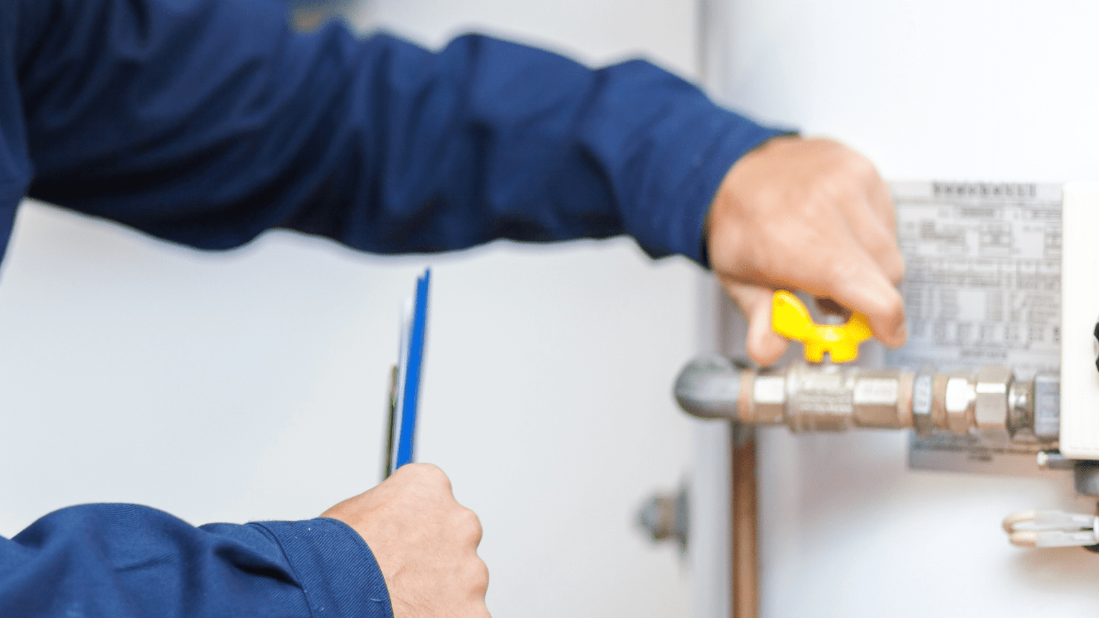 Tubero Experts' plumber receiving a pat on the back from a relieved client after expertly fixing a complex plumbing issue.