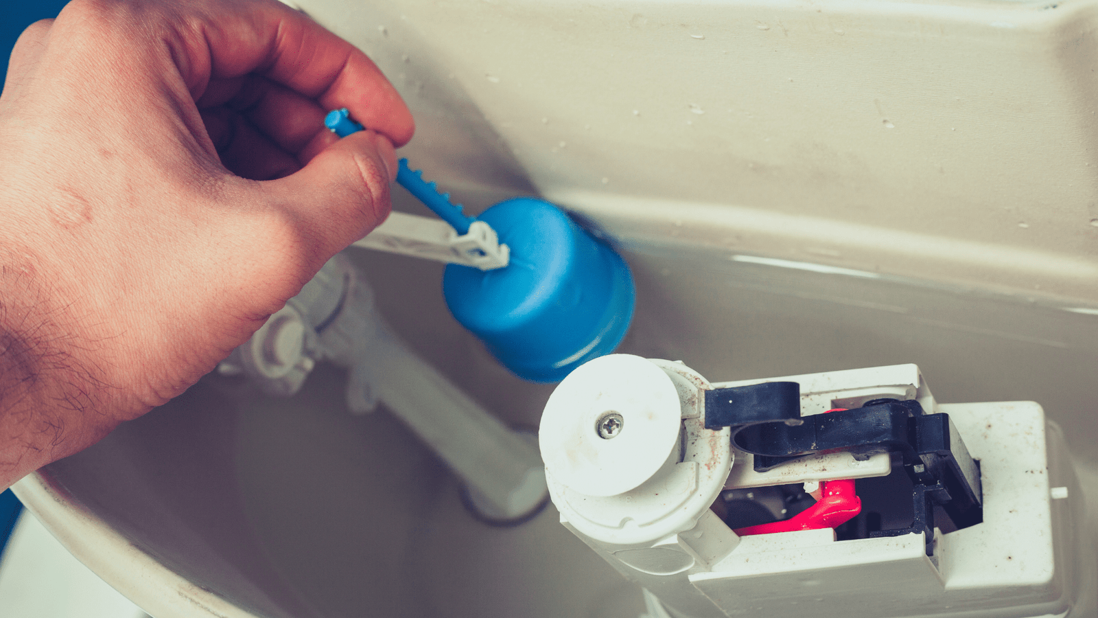 Close-up of a Tubero Experts plumber's hands, focused on a plumbing fixture, highlighting attention to detail.

