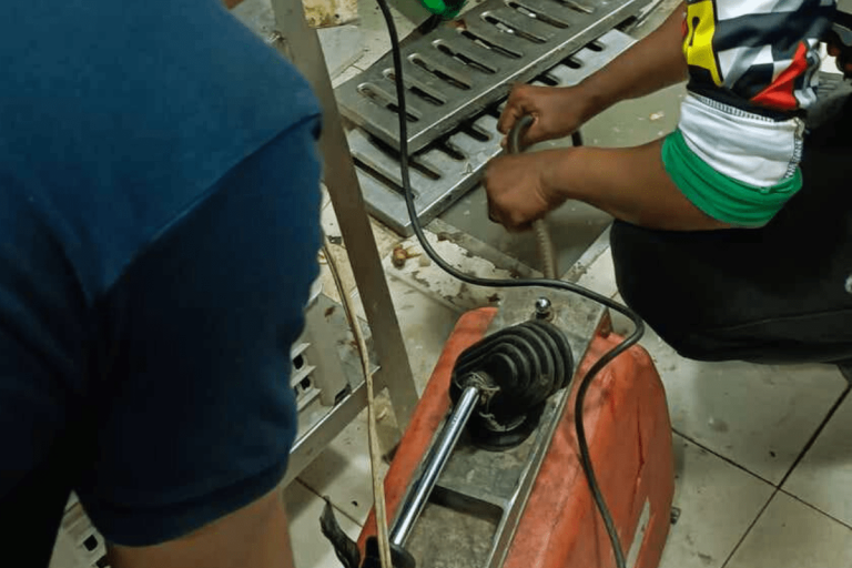 Our tubero experts efficiently clearing a challenging pipe blockage.