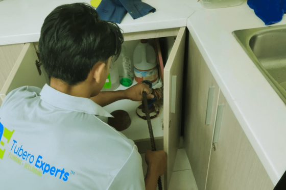 tubero experts performing declogging services near you for clogged toilet, sink, and drains