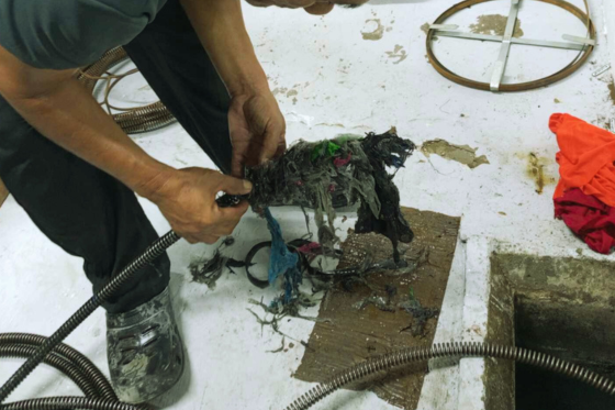 Tubero Experts doing a declogging service in Parañaque