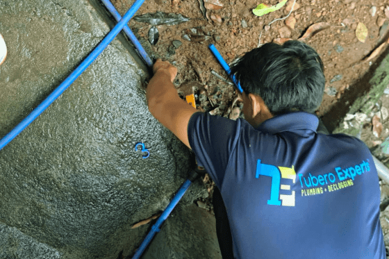 A skilled Tubero Experts plumber installing new pipes, demonstrating reliable and durable work.