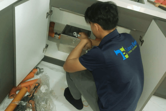 A skilled Tubero Experts plumber installing new pipes, demonstrating reliable and durable work.