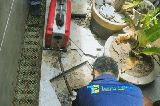 tubero experts performing declogging services near you for clogged toilet, sink, and drains