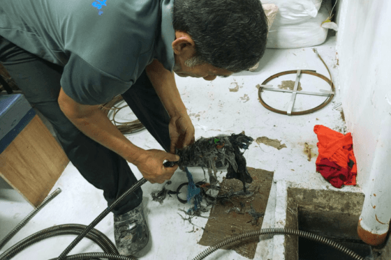tubero experts performing declogging services near you for clogged toilet, sink, and drains