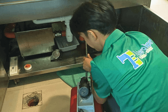 Tubero Experts doing a declogging service in Parañaque