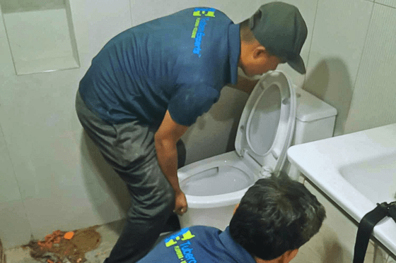 Plumber repairing leak in kitchen – plumbing services by Tubero Experts