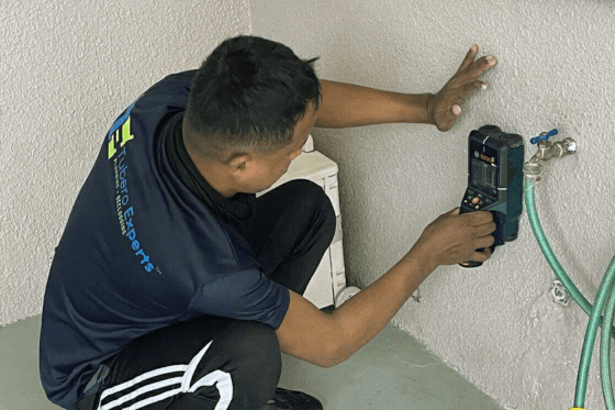 A Tubero Experts plumber using specialized tools to diagnose a plumbing issue, showcasing expertise.