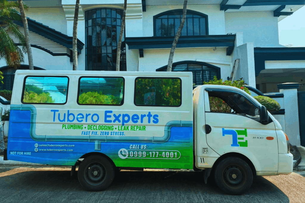 Tubero Experts service van arriving at a job site