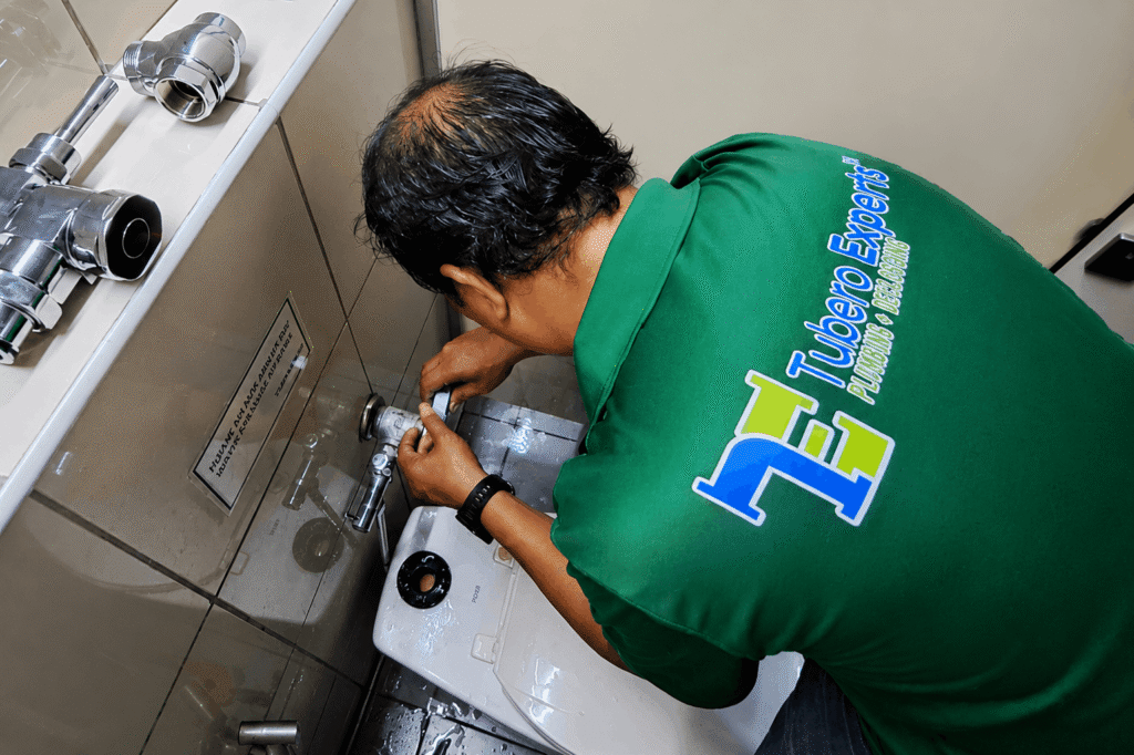 Tubero Experts plumber connecting a toilet shutoff valve and supply line