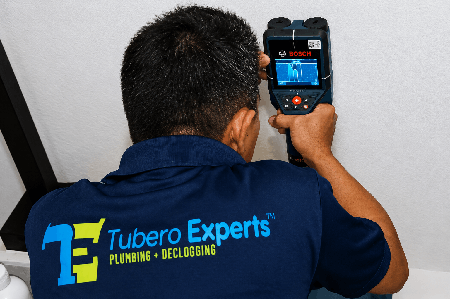 Tubero Experts technician using a Bosch scanner for non-invasive water leak detection services