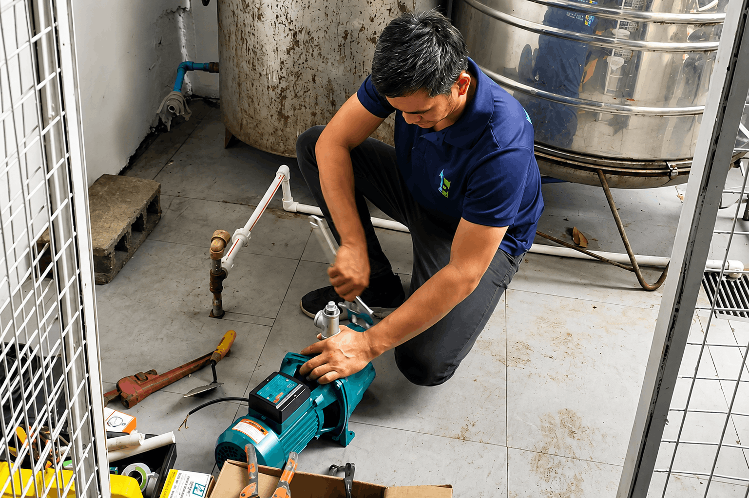 Tubero Experts technician installing a water pump — dependable pump installation services for residential and commercial clients