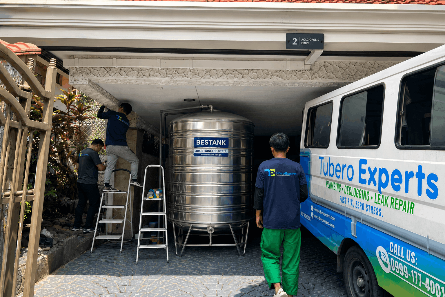 Tubero Experts team installing a large stainless steel Bestank water tank at a residential property