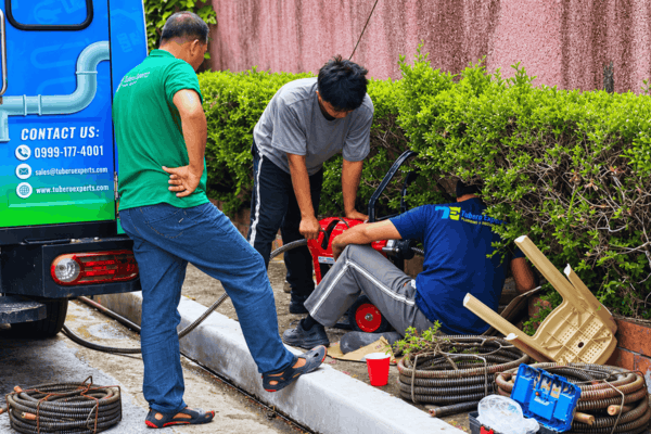 A full crew on the job, clearing the line from the street side.