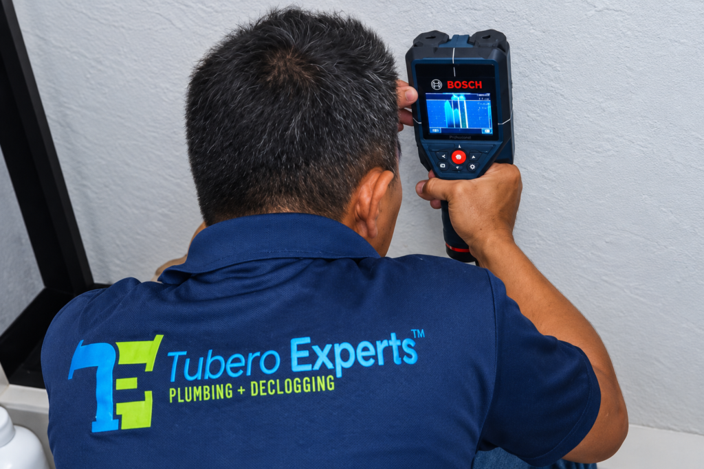 Tubero Experts technician scanning a wall with a Bosch pipe detector