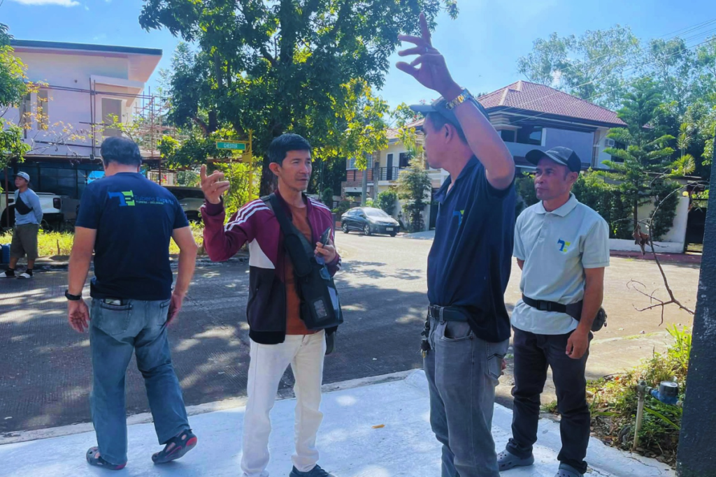 Tubero Experts team discussing the job on a residential street