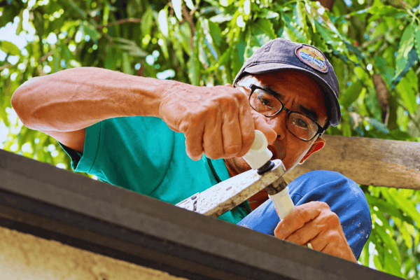Close-up of a Tubero Experts plumber joining a pipe with a heating tool